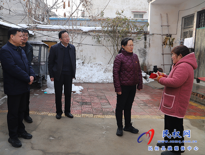 縣領(lǐng)導(dǎo)春節(jié)前夕慰問特困職工、城市居民困難戶、企業(yè)軍轉(zhuǎn)干部和特困下崗職工