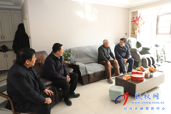 縣領(lǐng)導(dǎo)春節(jié)前夕慰問特困職工、城市居民困難戶、企業(yè)軍轉(zhuǎn)干部和特困下崗職工