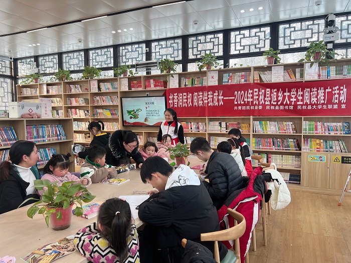 團(tuán)縣委聯(lián)合縣圖書館開展“書香潤(rùn)民權(quán)，閱讀伴成長(zhǎng)”閱讀推廣活動(dòng)