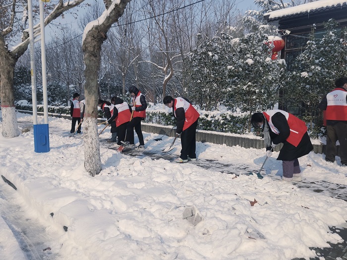 團(tuán)縣委組織返鄉(xiāng)大學(xué)生開展“瑞雪出行，暖冬有我”義務(wù)掃雪活動