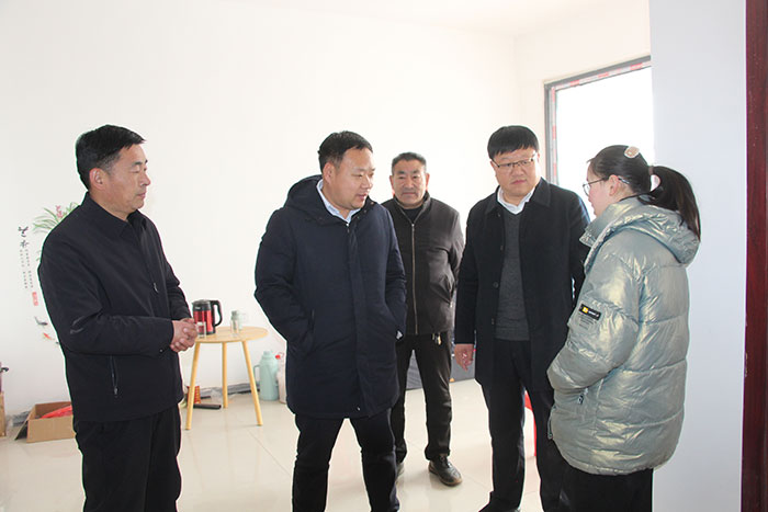 縣委常委、常務副縣長李衛(wèi)政走訪慰問“春蕾女童”、困難群眾和老黨員
