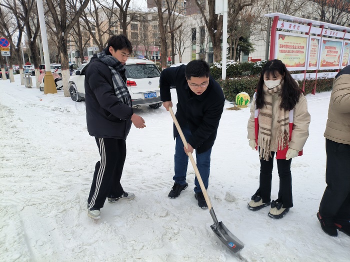 團(tuán)縣委組織大學(xué)生志愿者開展清雪除冰志愿服務(wù)活動