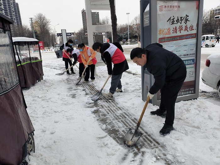 團(tuán)縣委組織大學(xué)生志愿者開展清雪除冰志愿服務(wù)活動