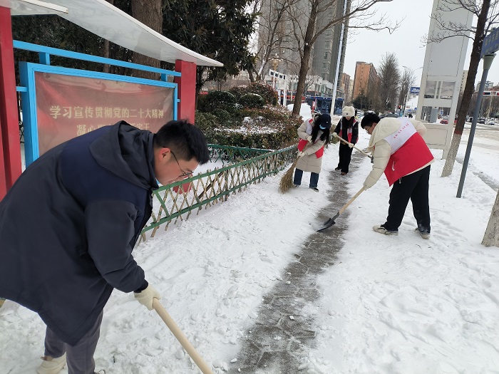 團(tuán)縣委組織大學(xué)生志愿者開展清雪除冰志愿服務(wù)活動
