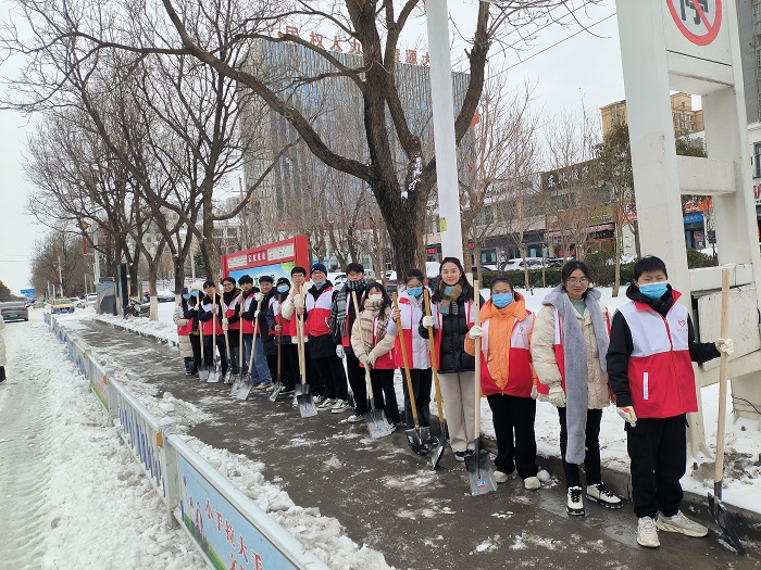 團(tuán)縣委組織大學(xué)生志愿者開展清雪除冰志愿服務(wù)活動