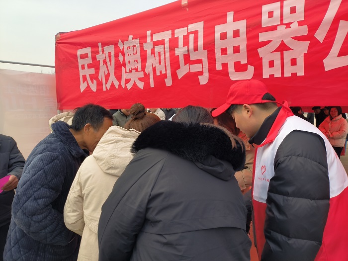 團縣委組織青年志愿者助力民權(quán)縣2024年春風行動首場大型招聘會