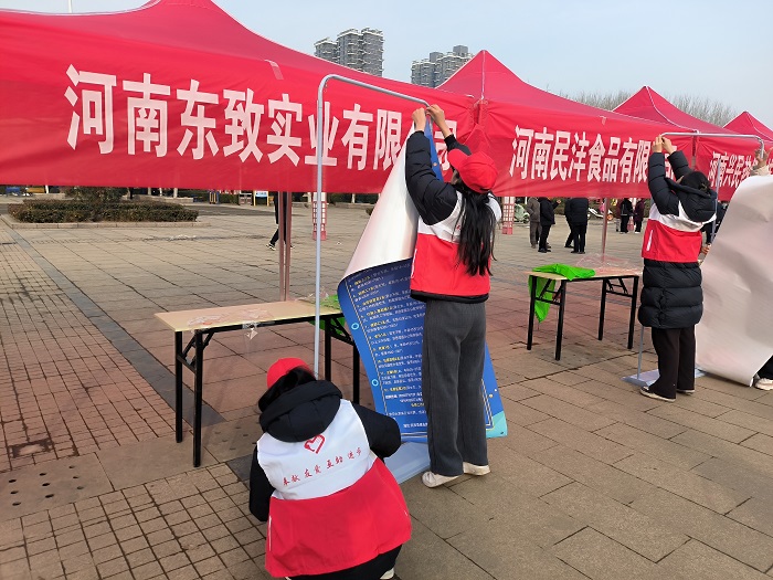 團縣委組織青年志愿者助力民權(quán)縣2024年春風行動首場大型招聘會