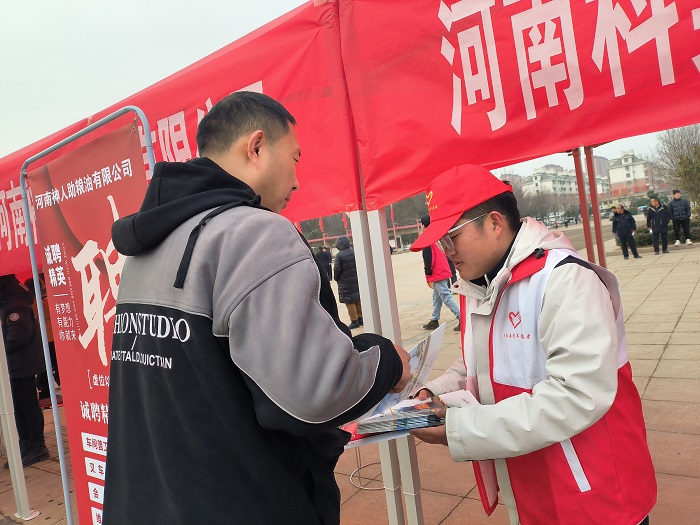 團縣委組織青年志愿者助力民權(quán)縣2024年春風行動首場大型招聘會