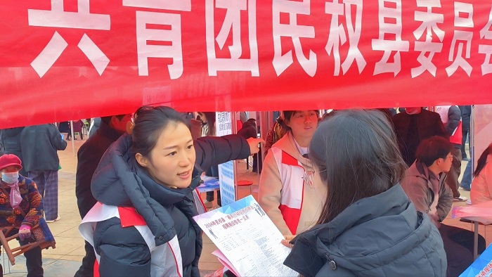 團縣委組織青年志愿者助力民權(quán)縣2024年春風行動首場大型招聘會