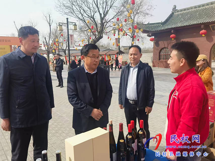 縣委常委、宣傳部長、副縣長畢道喜到商丘第三屆美食文化季民權(quán)展區(qū)指導(dǎo)布展工作