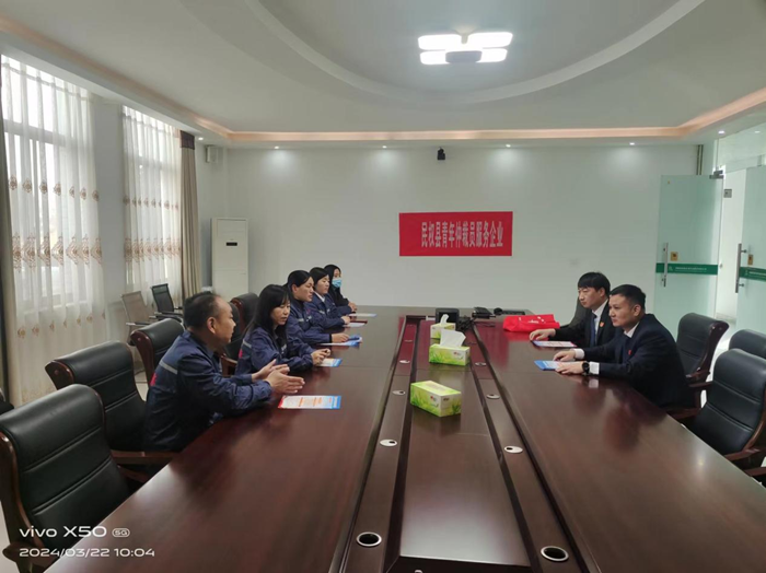 民權(quán)縣人社局開展進(jìn)企業(yè)、進(jìn)基層普法宣傳活動(dòng)