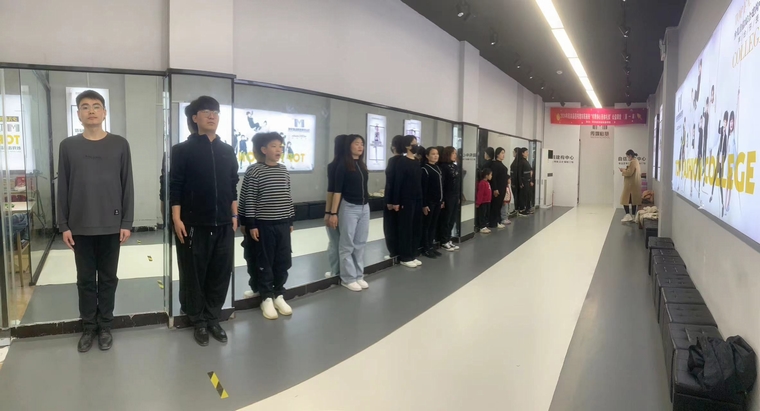 民權(quán)縣圖書館市民夜?！皶銤?rùn)心 形體禮儀”第一期順利開(kāi)班