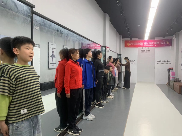 民權(quán)縣圖書館舉辦市民夜?！皶銤?rùn)心 形體禮儀”第二期公益活動(dòng)