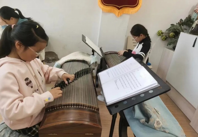  民權(quán)縣圖書館：閱讀與古箏的奇妙相遇，公益課堂嗨翻天