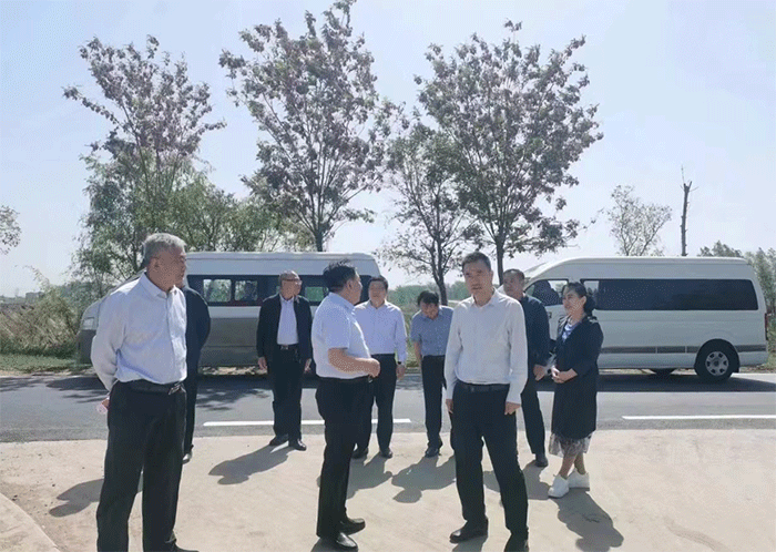 市公路事業(yè)發(fā)展中心黨委書記、主任馬登峰高度點(diǎn)贊我縣公路工作