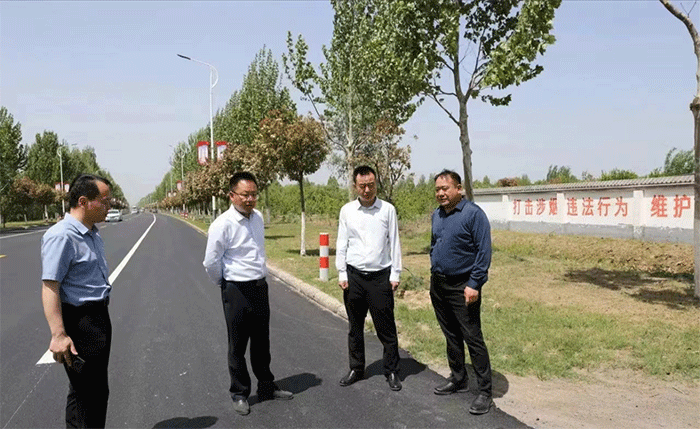 市公路事業(yè)發(fā)展中心黨委書記、主任馬登峰高度點(diǎn)贊我縣公路工作