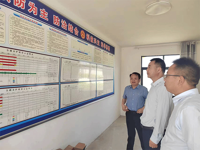市公路事業(yè)發(fā)展中心黨委書記、主任馬登峰高度點(diǎn)贊我縣公路工作