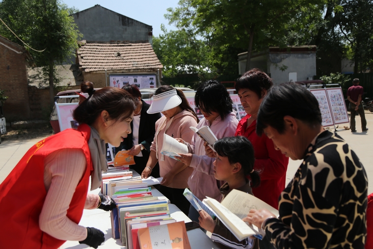 民權縣圖書館開展全民閱讀推廣進鄉(xiāng)村活動
