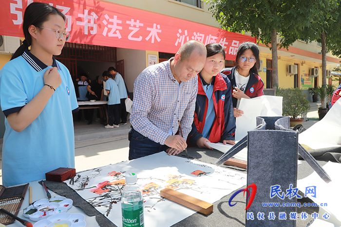 鄭州市書法家協(xié)會(huì)、鄭州市青年書法家協(xié)會(huì)開展中華優(yōu)秀傳統(tǒng)文化書法進(jìn)校園暨捐贈(zèng)活動(dòng)