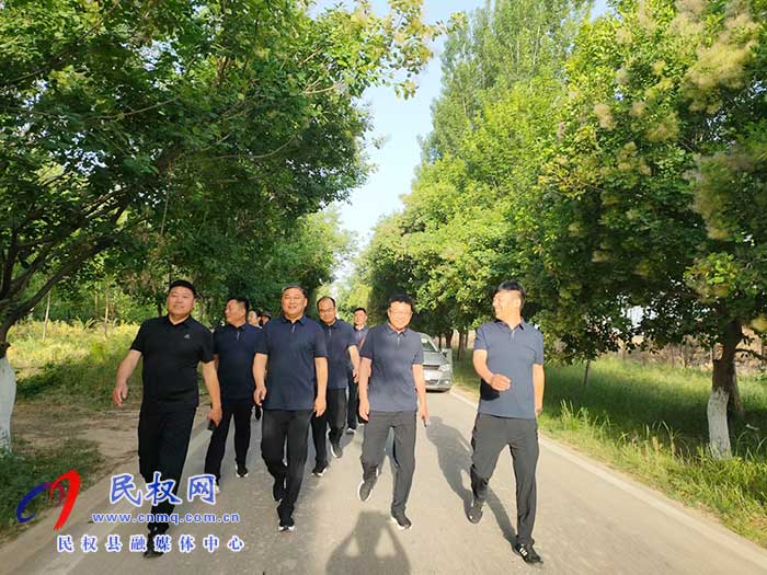民權(quán)縣水務(wù)發(fā)展服務(wù)中心開展 “做好‘水服務(wù)’、用心惠民生”徒步行活動(dòng)