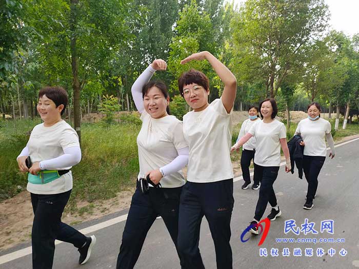 民權(quán)縣水務(wù)發(fā)展服務(wù)中心開展 “做好‘水服務(wù)’、用心惠民生”徒步行活動(dòng)