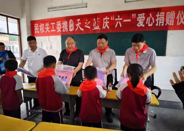 民權(quán)縣關(guān)工委與愛心企業(yè)攜手開展愛心捐贈(zèng)活動(dòng)