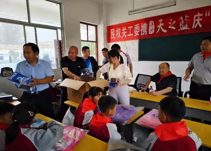 民權(quán)縣關(guān)工委與愛心企業(yè)攜手開展愛心捐贈(zèng)活動(dòng)