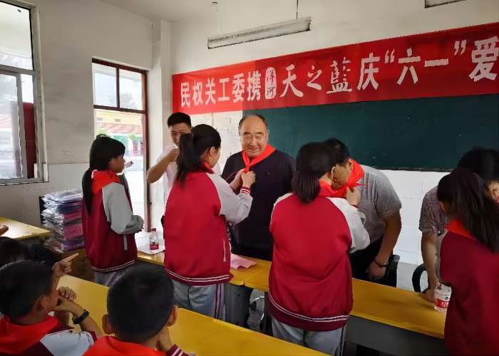 民權(quán)縣關(guān)工委與愛心企業(yè)攜手開展愛心捐贈(zèng)活動(dòng)