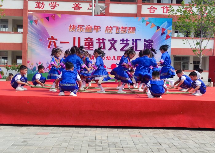 雙塔鎮(zhèn)中心幼兒園舉行“快樂童年，放飛夢(mèng)想”  六一兒童節(jié)文藝匯演