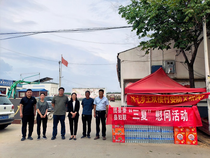 團縣委聯合縣婦聯開展“三夏”幫扶慰問活動