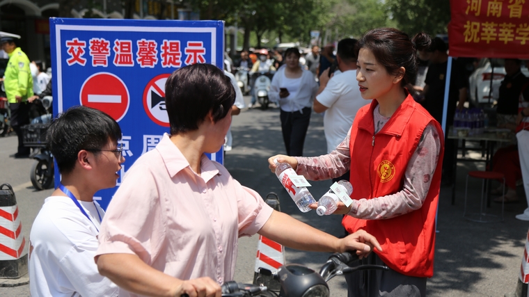 民權(quán)縣圖書館組織開展 “閱讀點(diǎn)亮未來·助力高考夢想”志愿服務(wù)活動