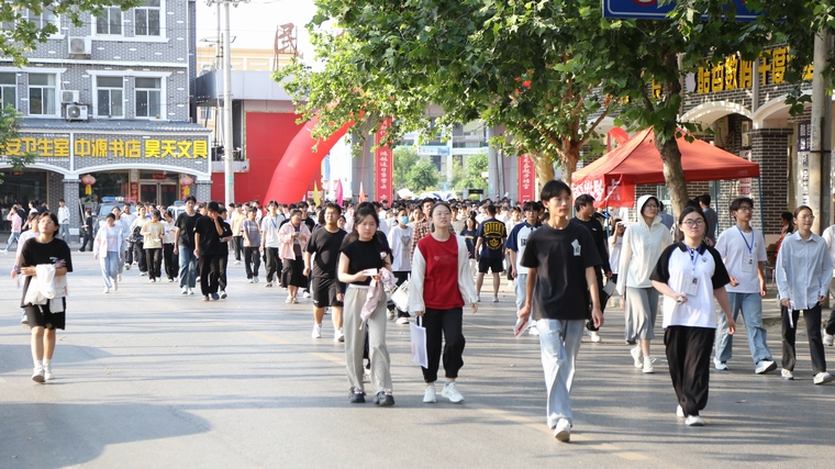 民權(quán)縣圖書館組織開展 “閱讀點(diǎn)亮未來·助力高考夢想”志愿服務(wù)活動