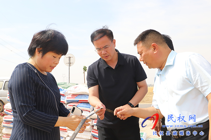 縣委副書記、縣長王景義調研抗旱搶種保苗、農業(yè)產業(yè)結構調整等工作