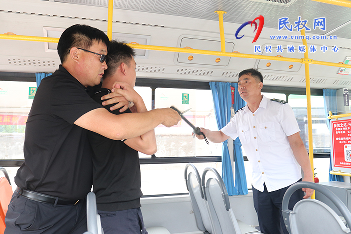 我縣舉行交通運(yùn)輸行業(yè)安全消防反恐應(yīng)急演練