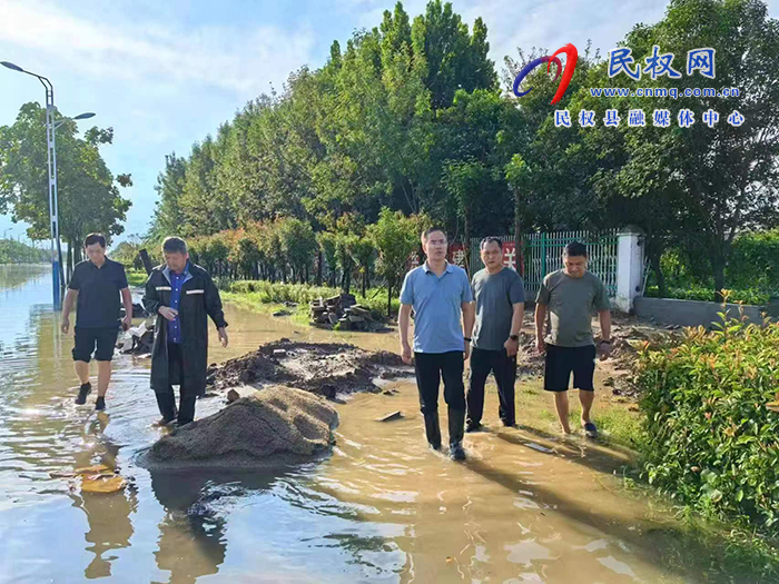 縣委副書記、縣長王景義查看河道水閘分水、受災情況和農(nóng)田積水排水開展情況