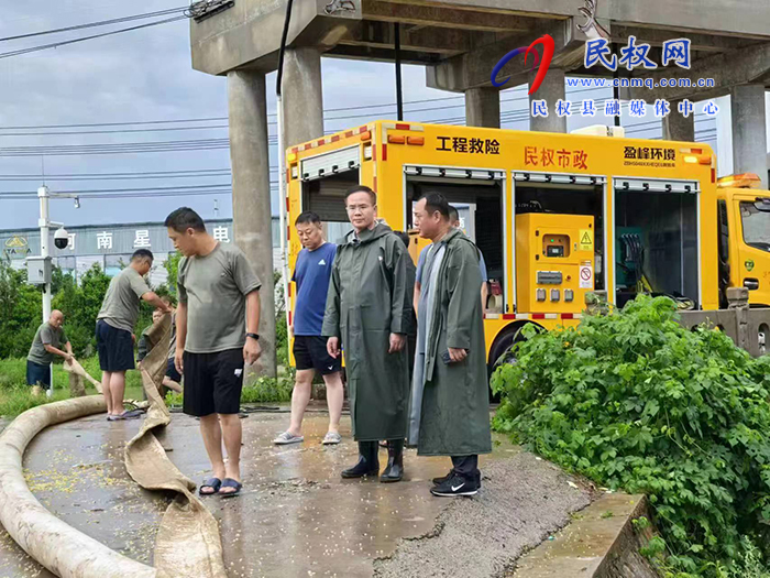 縣委副書記、縣長王景義查看河道水閘分水、受災情況和農(nóng)田積水排水開展情況