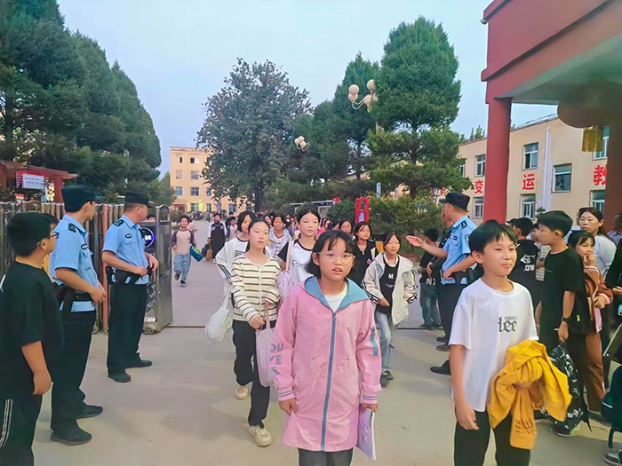 人和鎮(zhèn)派出所 “護(hù)學(xué)崗”，為學(xué)生安全撐起 “保護(hù)傘”