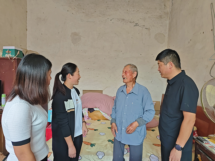 白云寺鎮(zhèn)：桑榆未晚情更濃，慰問(wèn)離退休干部傳溫情