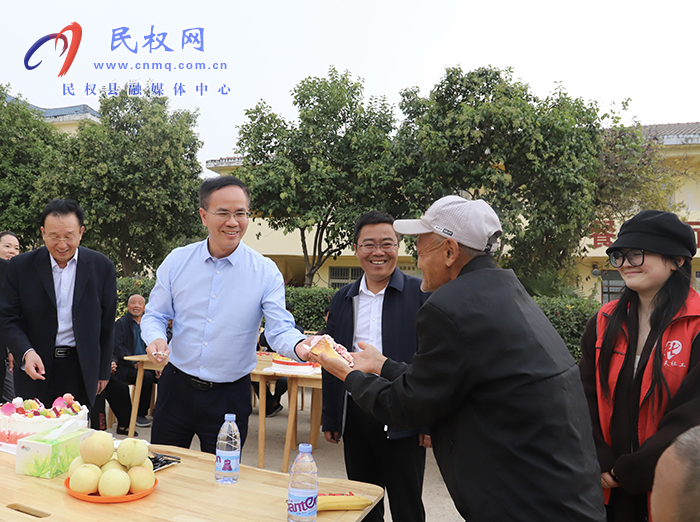 縣委副書(shū)記、縣長(zhǎng)王景義走訪慰問(wèn)敬老院老人