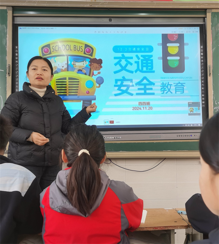 安全出行  從我做起——民權(quán)縣第三小學(xué)舉辦交通安全主題班會(huì)