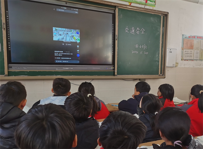 安全出行  從我做起——民權(quán)縣第三小學(xué)舉辦交通安全主題班會(huì)