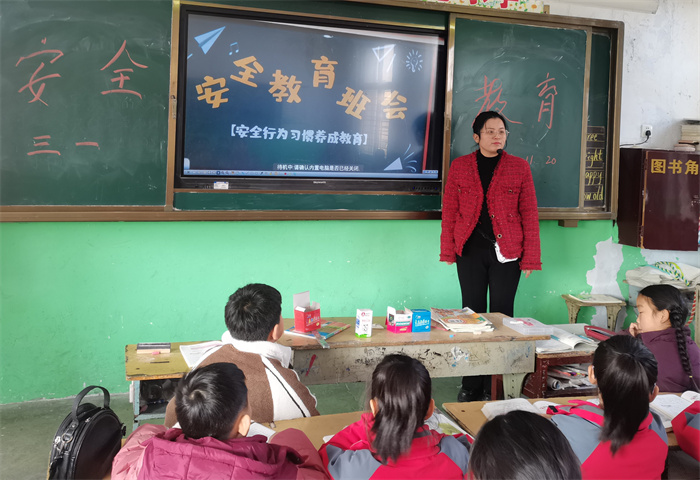 安全出行  從我做起——民權(quán)縣第三小學(xué)舉辦交通安全主題班會(huì)