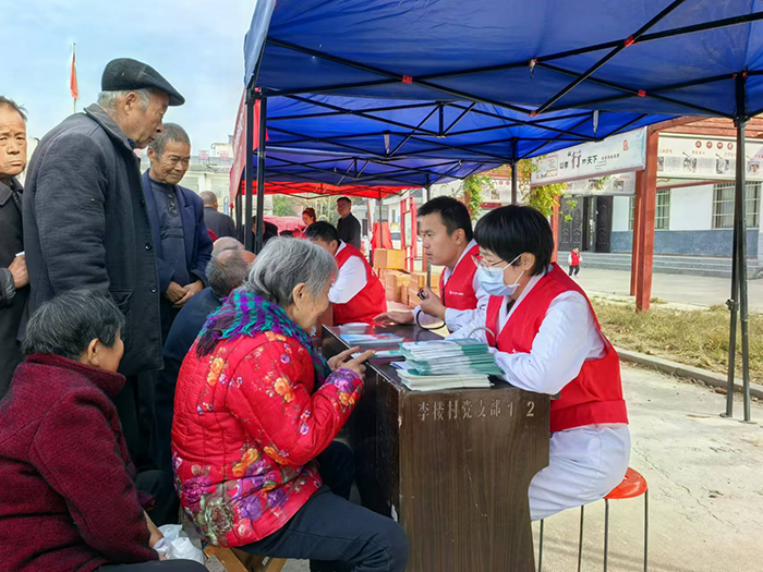 河南省健康委員會(huì)組織河南大學(xué)第一附屬醫(yī)院醫(yī)療服務(wù)隊(duì)到莊子鎮(zhèn)召開“健康促進(jìn)321巡講”現(xiàn)場(chǎng)交流會(huì)