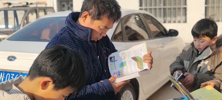 民權(quán)縣圖書館開展全民閱讀推廣服務(wù)進鄉(xiāng)村活動
