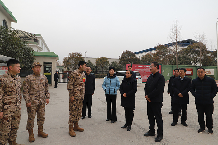 縣領(lǐng)導(dǎo)春節(jié)前夕慰問消防隊員和駐民官兵