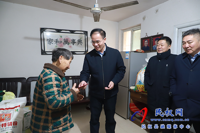 縣領(lǐng)導(dǎo)節(jié)前慰問特困職工、城市居民困難戶、企業(yè)軍轉(zhuǎn)干部、特困下崗職工