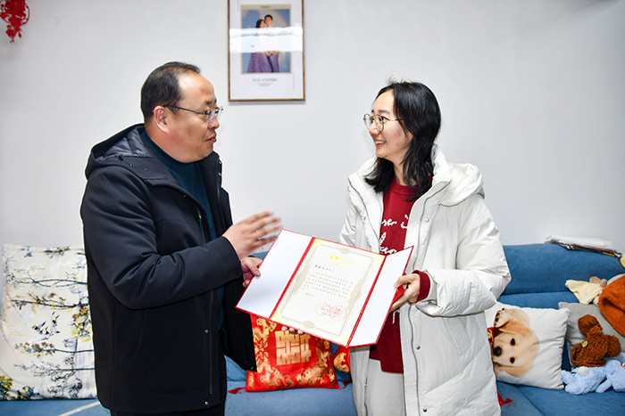 人和鎮(zhèn)黨委書記為內(nèi)西村博士之家掛牌，厚植人才發(fā)展沃土