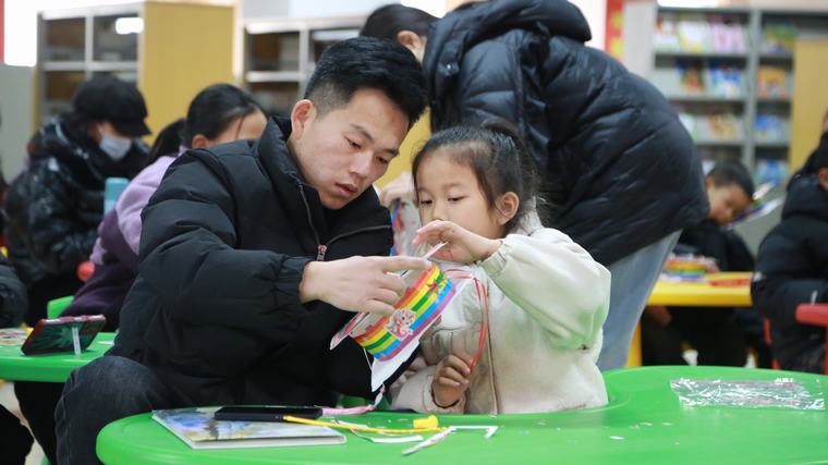 【我們的節(jié)日?元宵節(jié)系列活動(dòng)】民權(quán)縣圖書館舉辦“書香伴燈影 喜迎元宵節(jié)”親子閱讀活動(dòng)