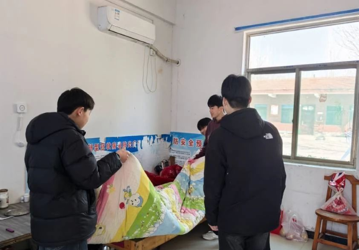 學(xué)習(xí)雷鋒精神 爭做文明學(xué)生 ——雙塔鎮(zhèn)初級(jí)中學(xué)開展“學(xué)雷鋒精神”傳遞敬老溫情活動(dòng)