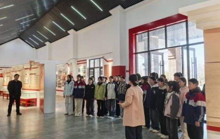 學(xué)習(xí)雷鋒精神 傳承紅色基因 ——雙塔鎮(zhèn)初級中學(xué)開展主題團日活動